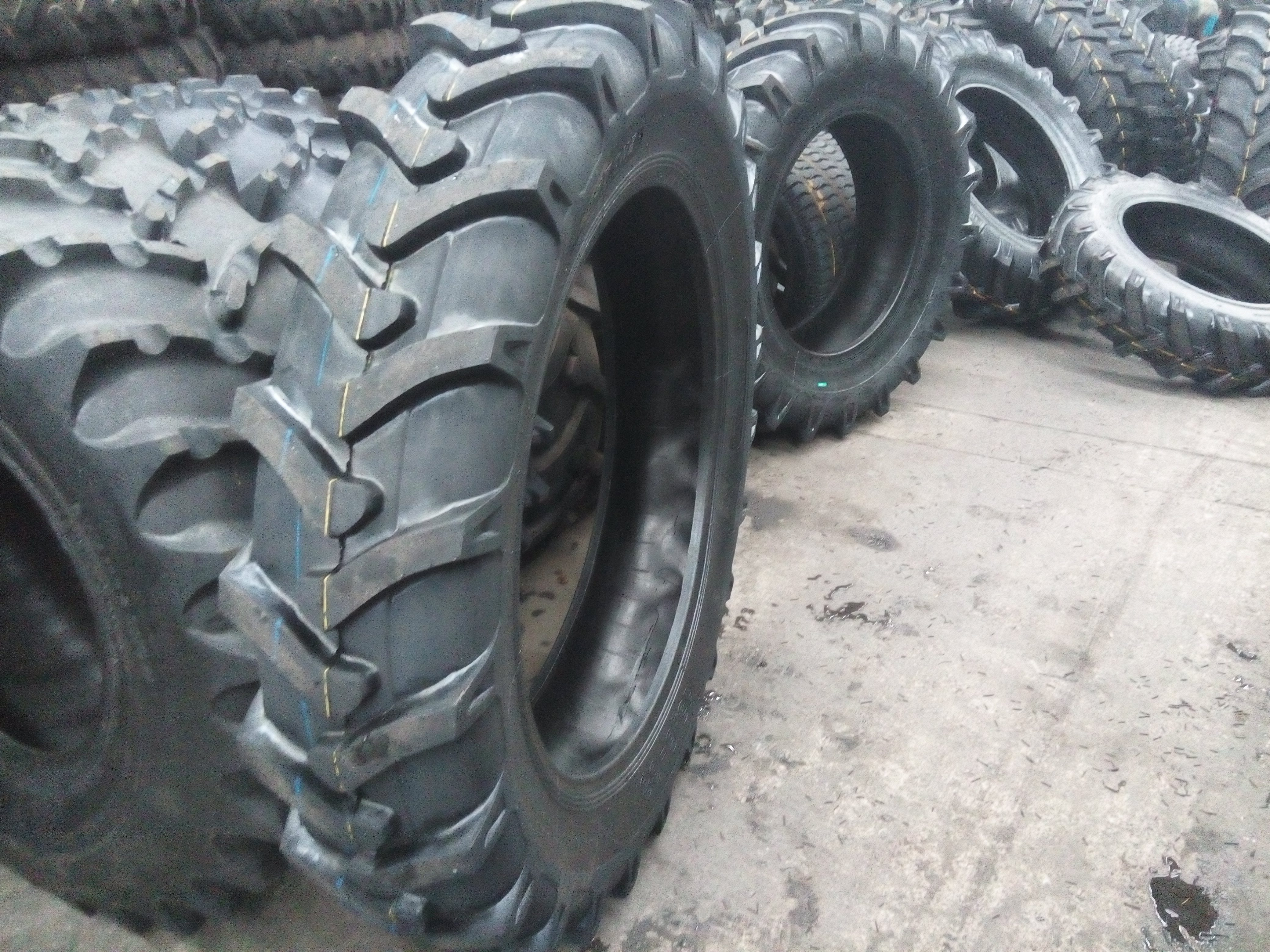 廠家直銷農(nóng)用車輪胎5.00-10全新三包拖拉機(jī)人字花紋輪胎