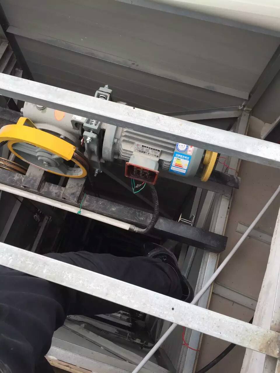 湖南傳菜電梯雜物電梯廠家定制，湖南餐梯定制，湖南送菜升降機(jī)尺寸定制，湖南傳菜電梯維修