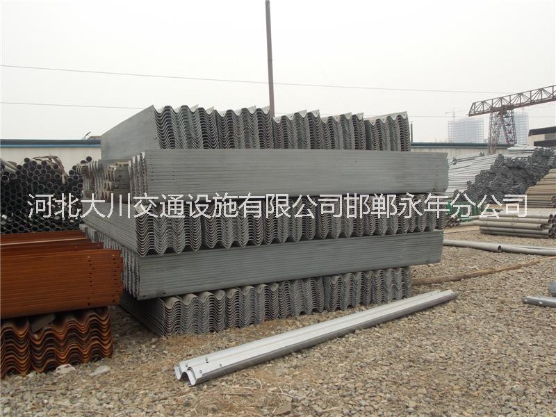 永年熱鍍鋅噴塑高速公路護(hù)欄板廠家
