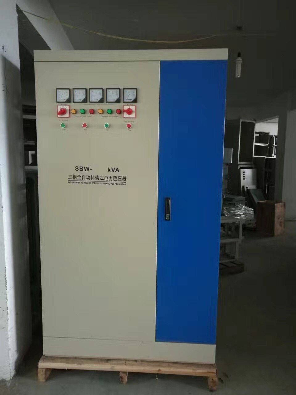 西安穩(wěn)壓器廠家現(xiàn)貨供應(yīng)三相分調(diào)穩(wěn)壓器丨SBW-150KW丨雕刻機(jī)、CT機(jī)穩(wěn)壓器 三相大功率穩(wěn)壓器