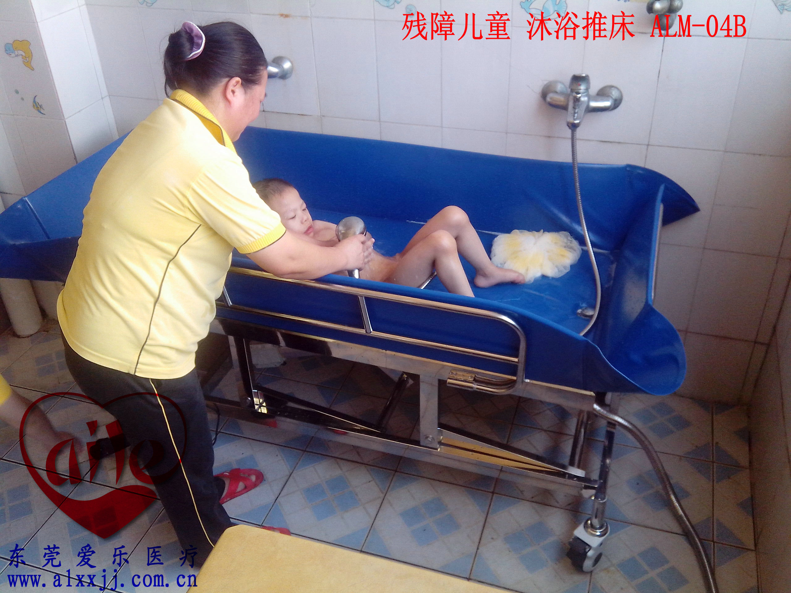 供應(yīng)兒童升降洗澡床 殘障兒童沐浴床電話 殘障兒童泡澡床廠家