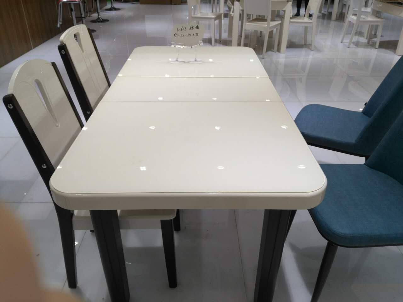 廠家直銷(xiāo)實(shí)木餐桌椅