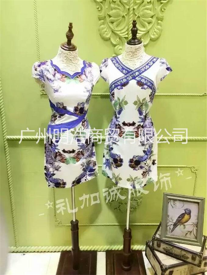 華藝嘉年品牌折扣批發(fā)，華藝嘉年品牌庫存女裝批發(fā)，華藝嘉年品牌折扣店