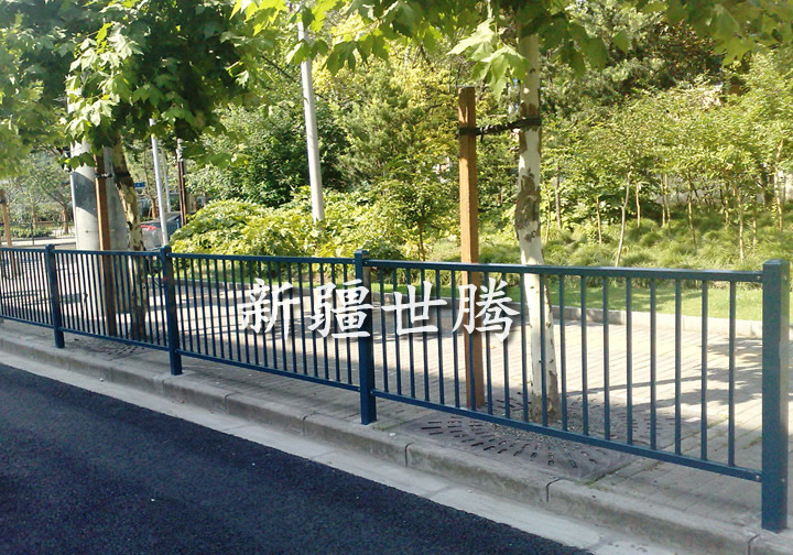 烏魯木齊城市道路護(hù)欄 市政交通隔離柵欄 馬路中央隔離欄桿