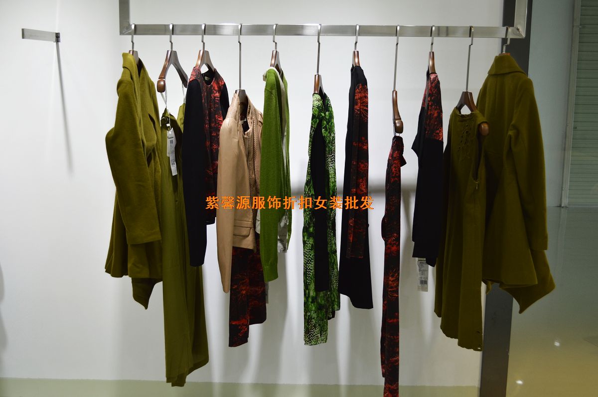 多款一二線品牌折扣女裝批發(fā)尾貨折扣