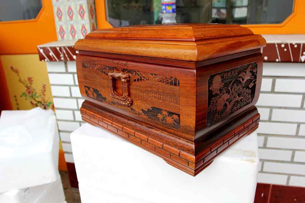 雄安可山南美花梨木雕骨灰盒壽盒專賣 檀香宮內(nèi)雕盒*殯葬用品市場(chǎng)