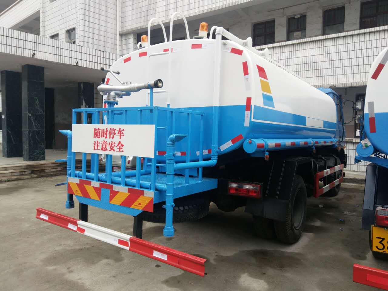 國五灑水車12噸灑水車哪里生產(chǎn)