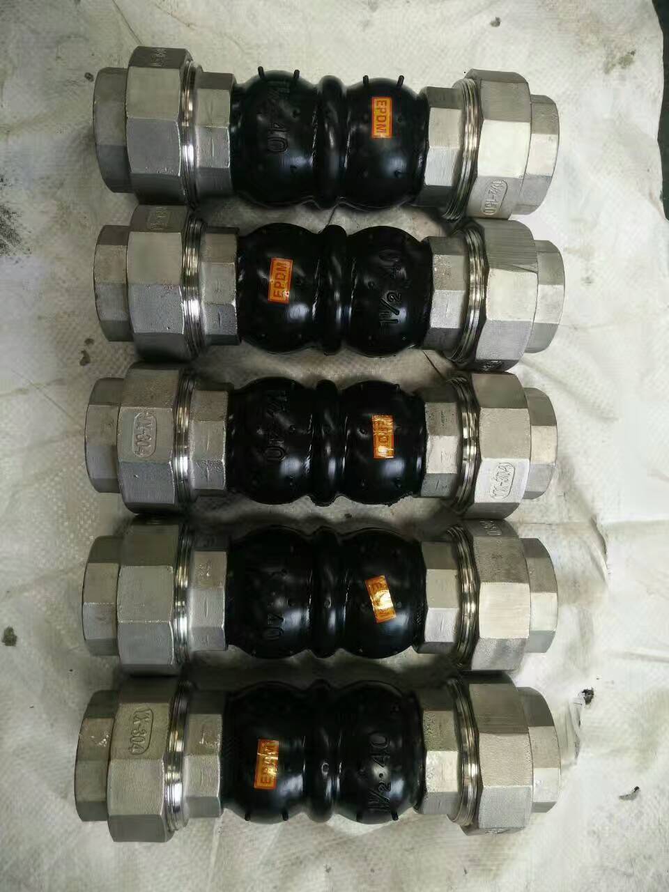 DN40型304不銹鋼絲扣軟連接