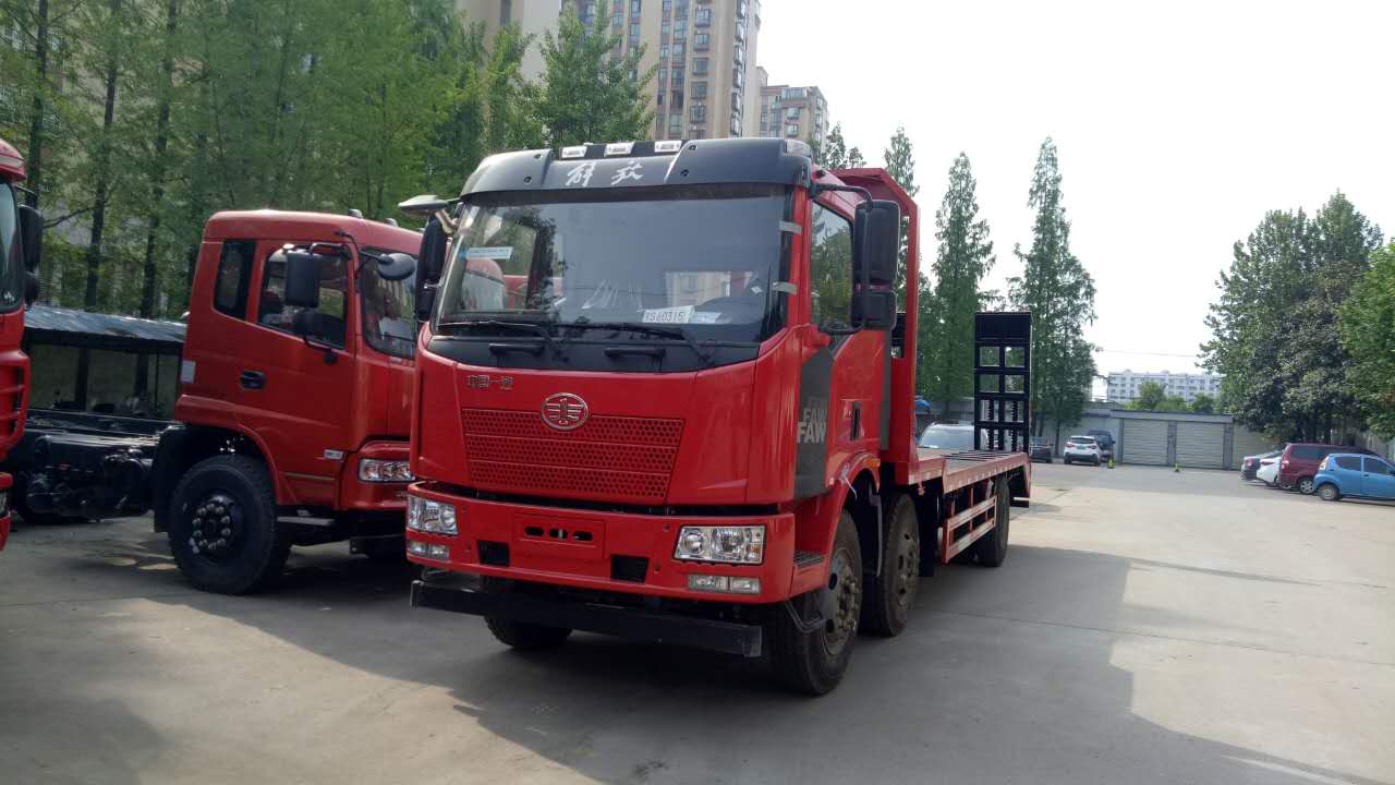 解放龍V小三軸挖掘機平板拖車  解放3橋挖機平板拖車廠家