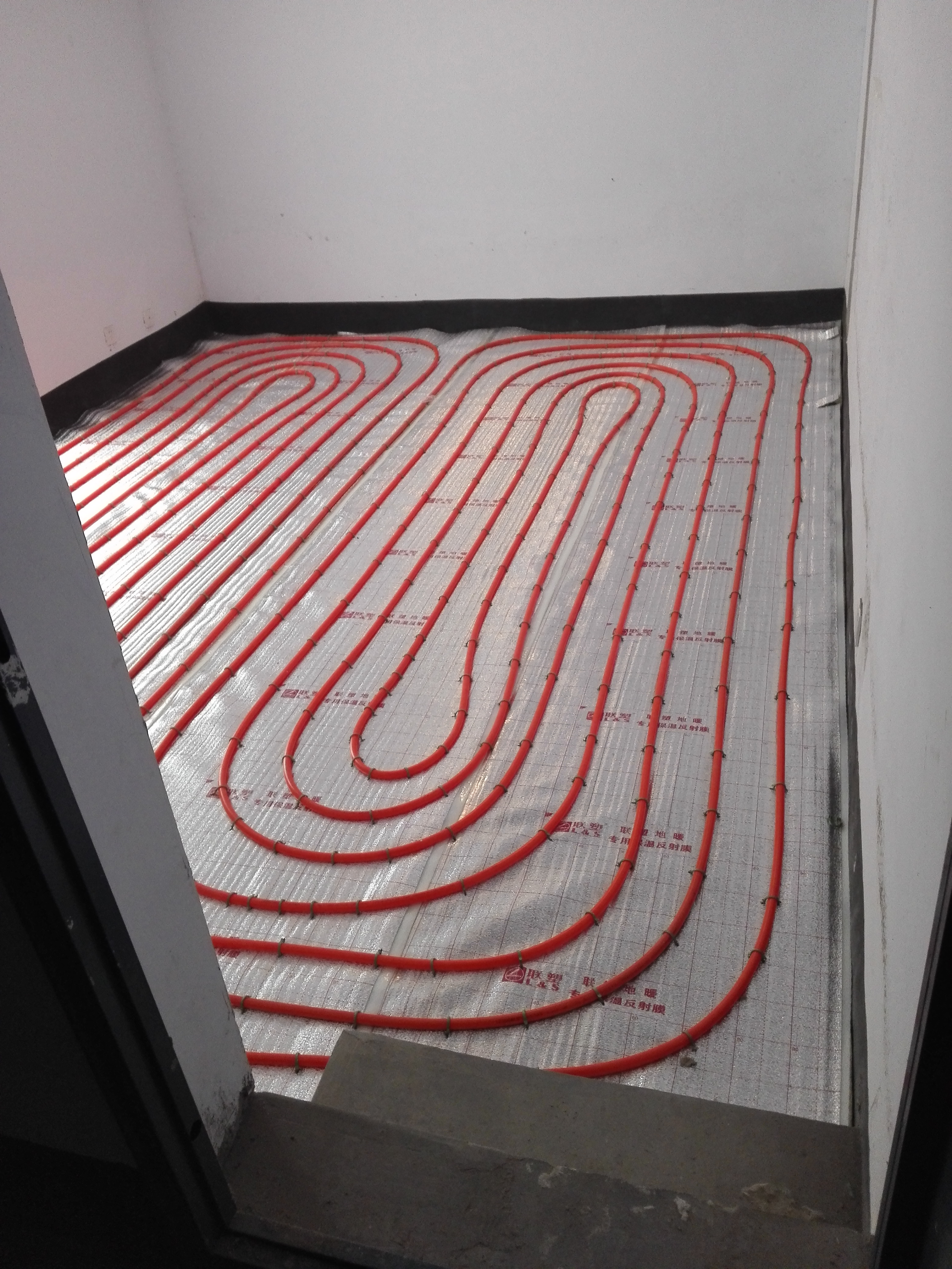 專(zhuān)業(yè)安裝地暖暖氣片管道打壓檢測(cè)維修管道漏水地暖檢測(cè)維修清洗地暖