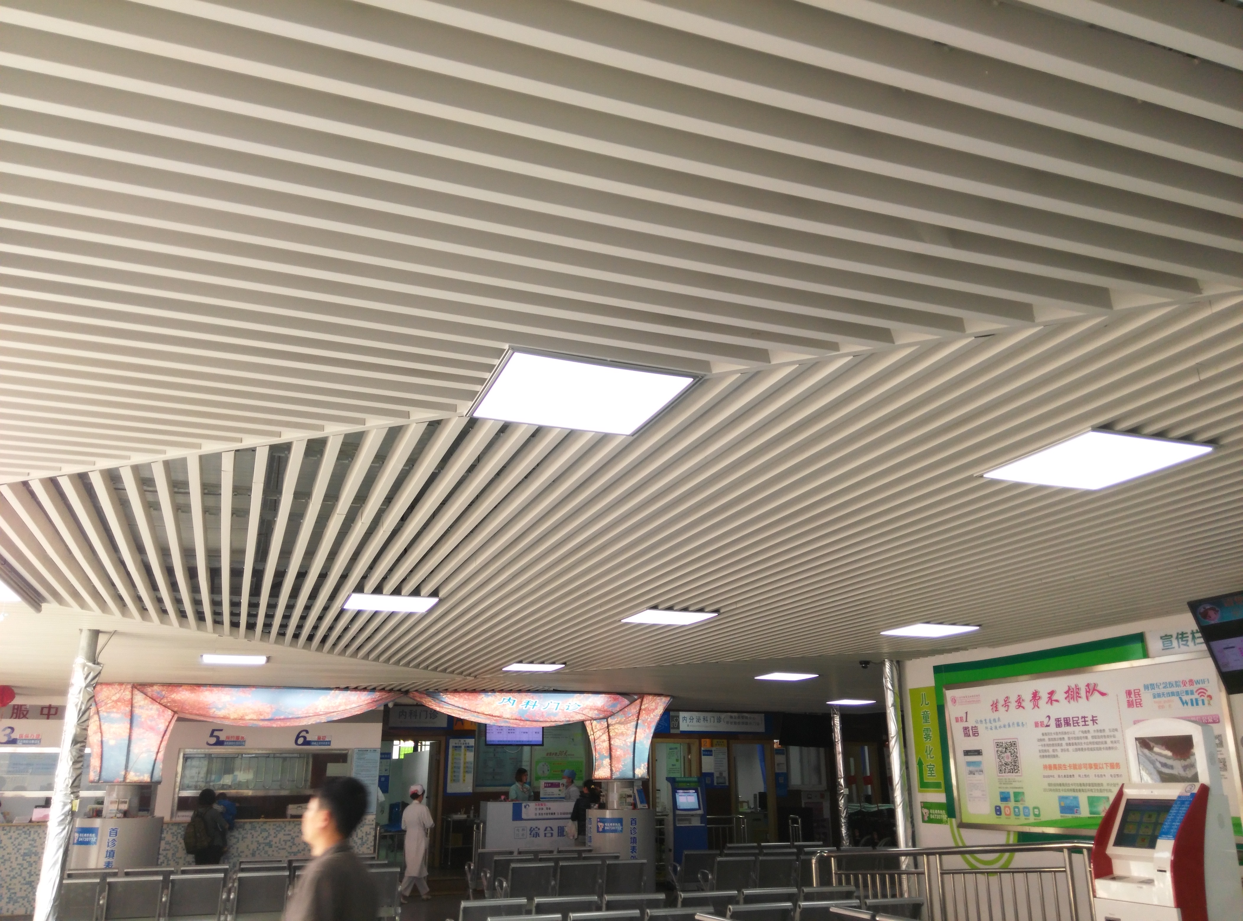 走廊木紋鋁方通吊頂供應(yīng)商 室內(nèi)走廊木紋鋁方通吊頂供應(yīng)商