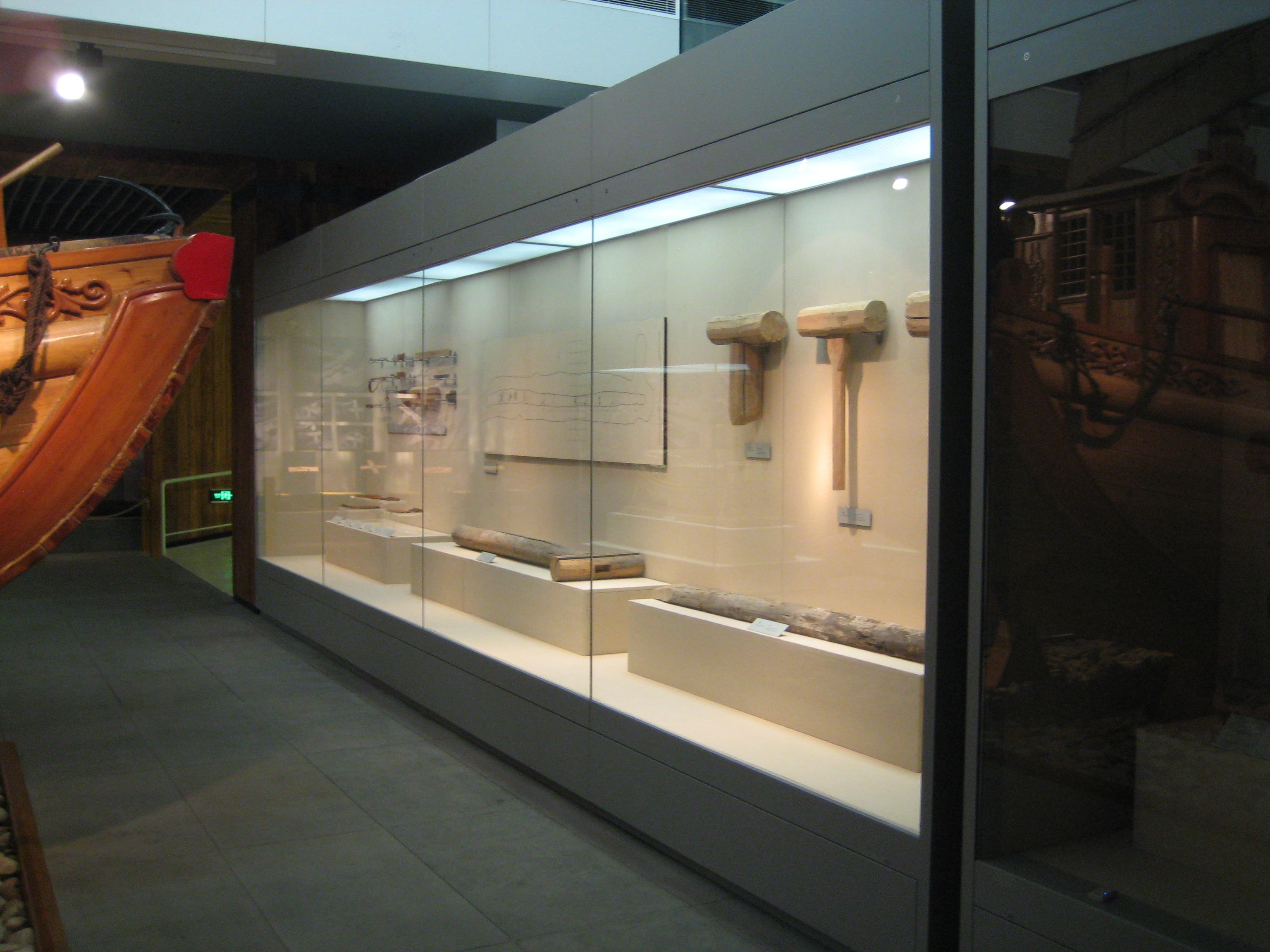 隆城展示專業(yè)玉器展示柜設計定做