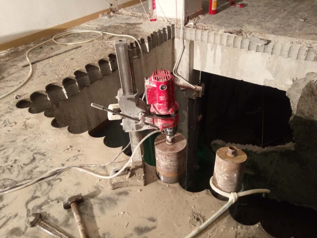 龍華區(qū)樓板切割工程施工 羅湖區(qū)墻體切割公司 路面切割，切割開(kāi)門(mén)洞