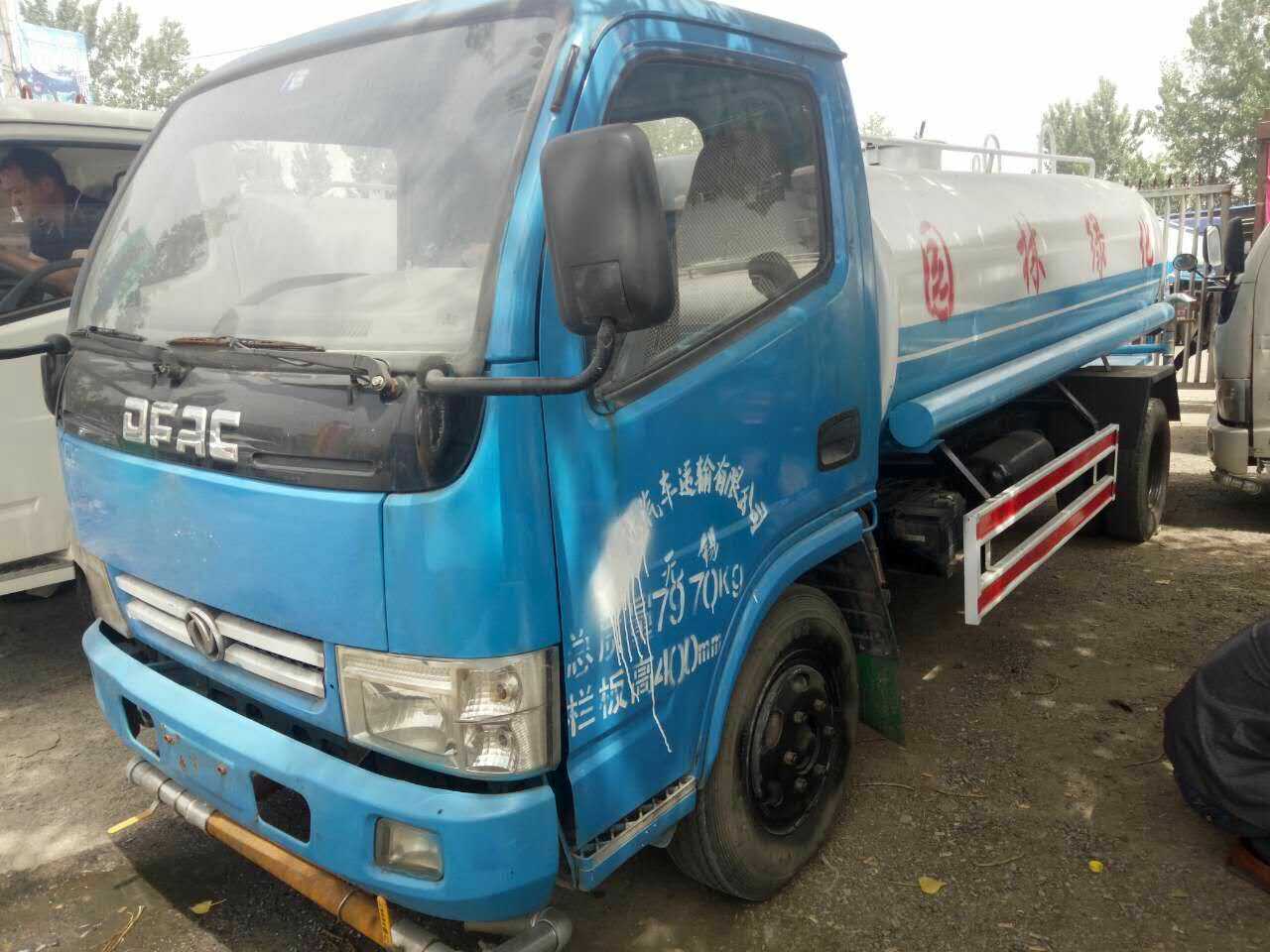 濟寧環(huán)衛(wèi)噴灑車基地，供應(yīng)山東環(huán)衛(wèi)噴灑車