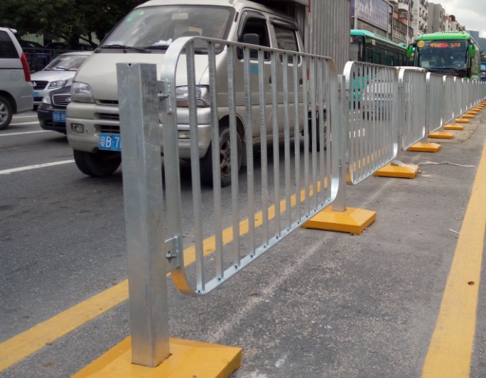 廠(chǎng)家專(zhuān)業(yè)生產(chǎn)--深標(biāo)Ⅱ型公路護(hù)欄