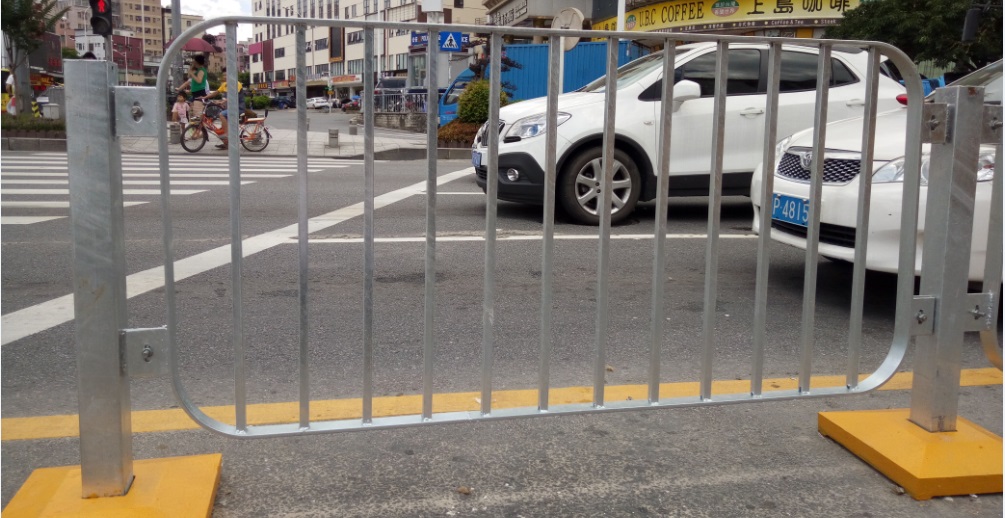 廠(chǎng)家專(zhuān)業(yè)生產(chǎn)--深標(biāo)Ⅱ型公路護(hù)欄