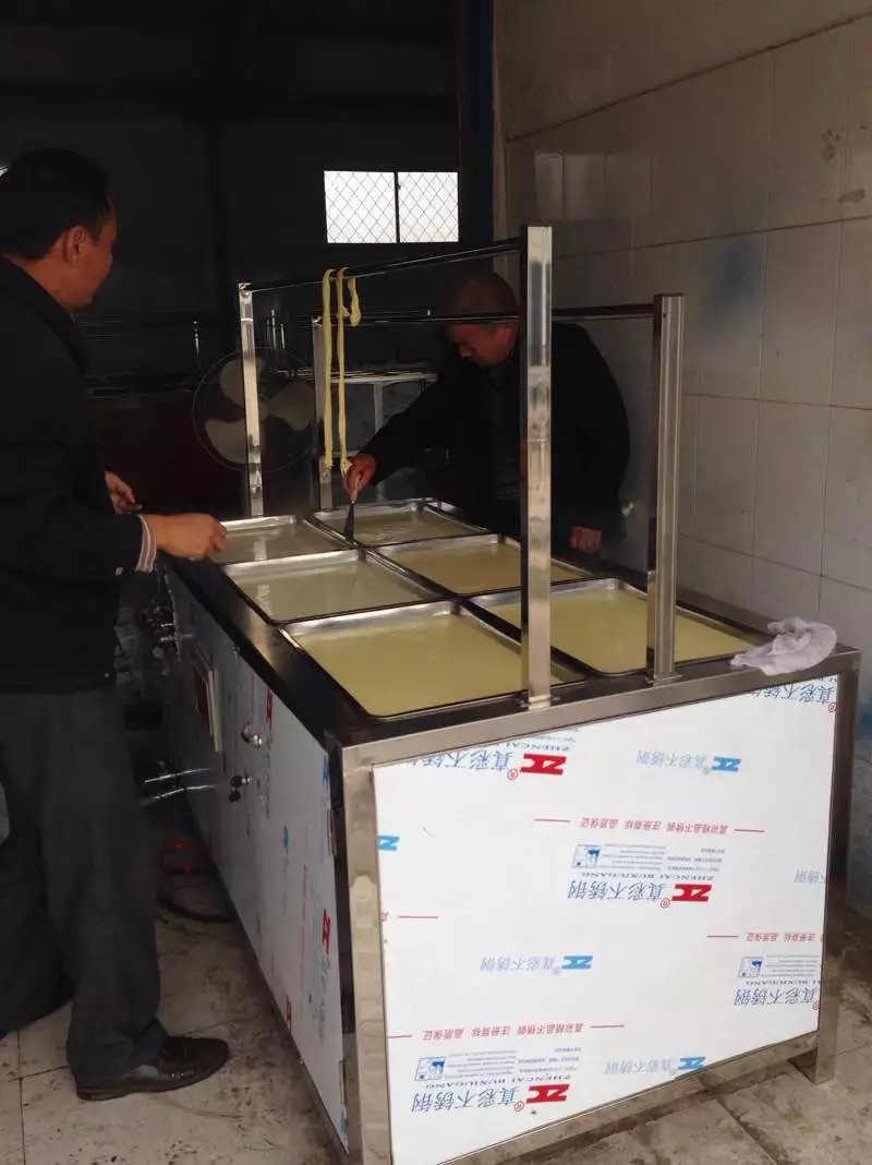 火爆新型腐竹油皮機(jī) 小型現(xiàn)做現(xiàn)賣(mài)油皮機(jī) 購(gòu)機(jī)教技術(shù) 可加盟可購(gòu)機(jī)可分期購(gòu)買(mǎi)