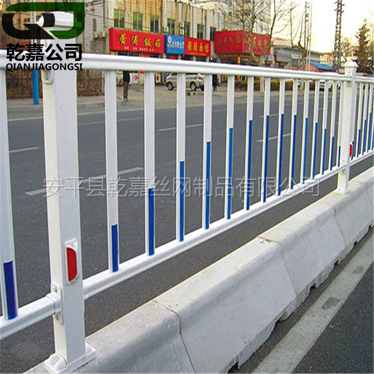 【市政護(hù)欄】人機(jī)兩側(cè)隔離安全護(hù)欄 道路護(hù)欄 鋅鋼護(hù)欄
