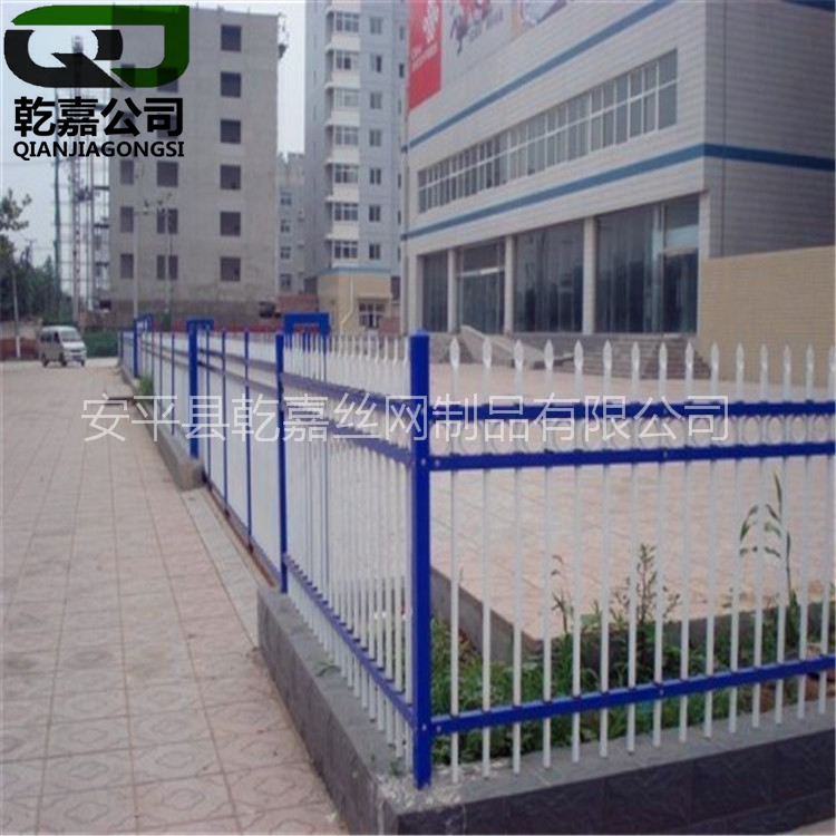 廠家現(xiàn)貨供應安全防護鋅鋼護欄 場區(qū)鋅鋼圍欄 小區(qū)圍墻鐵藝護欄