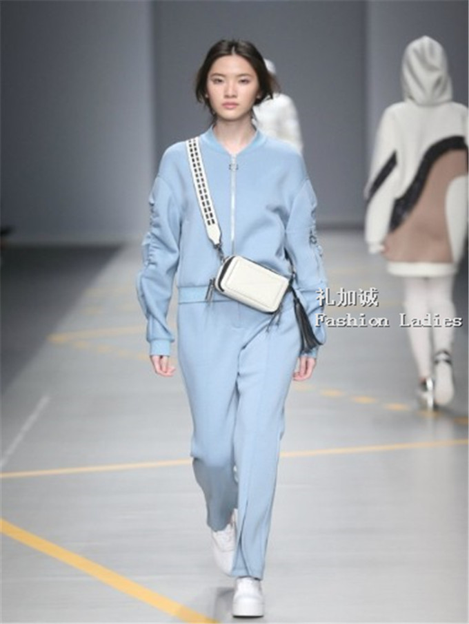 十二籃女裝折扣品牌批發(fā)推薦廣州明浩品牌服裝尾貨