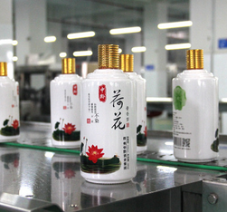 州茅臺鎮(zhèn)中黔酒業(yè)集團(tuán)醬香型原漿荷花酒陳年糧食老酒 廠家直銷