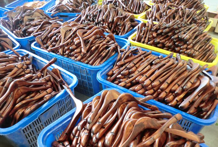 酒店木衣架寬肩衣服架一級品男女士西裝西服衣架批發(fā)——邁亞國際批發(fā) 酒店木衣架批發(fā)