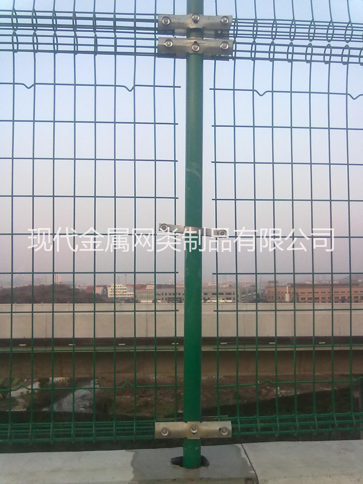 本地廠家供應(yīng)、直銷 雙圈護(hù)欄網(wǎng)、雙圈隔離柵質(zhì)量好優(yōu)質(zhì)