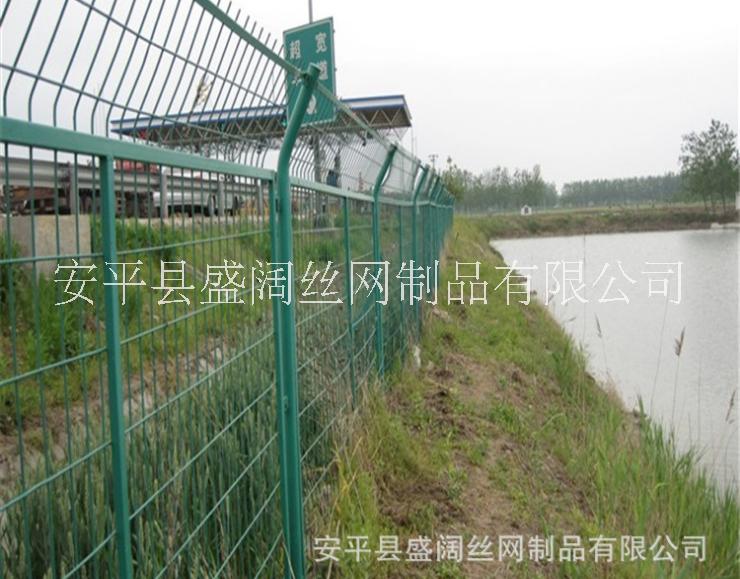 養(yǎng)殖護欄網(wǎng) 道路安全防護 土地圍欄 圍墻 柵欄 道路安全防護網(wǎng)