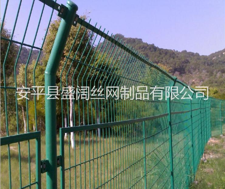 河北專業(yè)生產(chǎn)雙邊絲框架護(hù)欄 高速公路護(hù)欄網(wǎng) 綠色護(hù)欄網(wǎng)