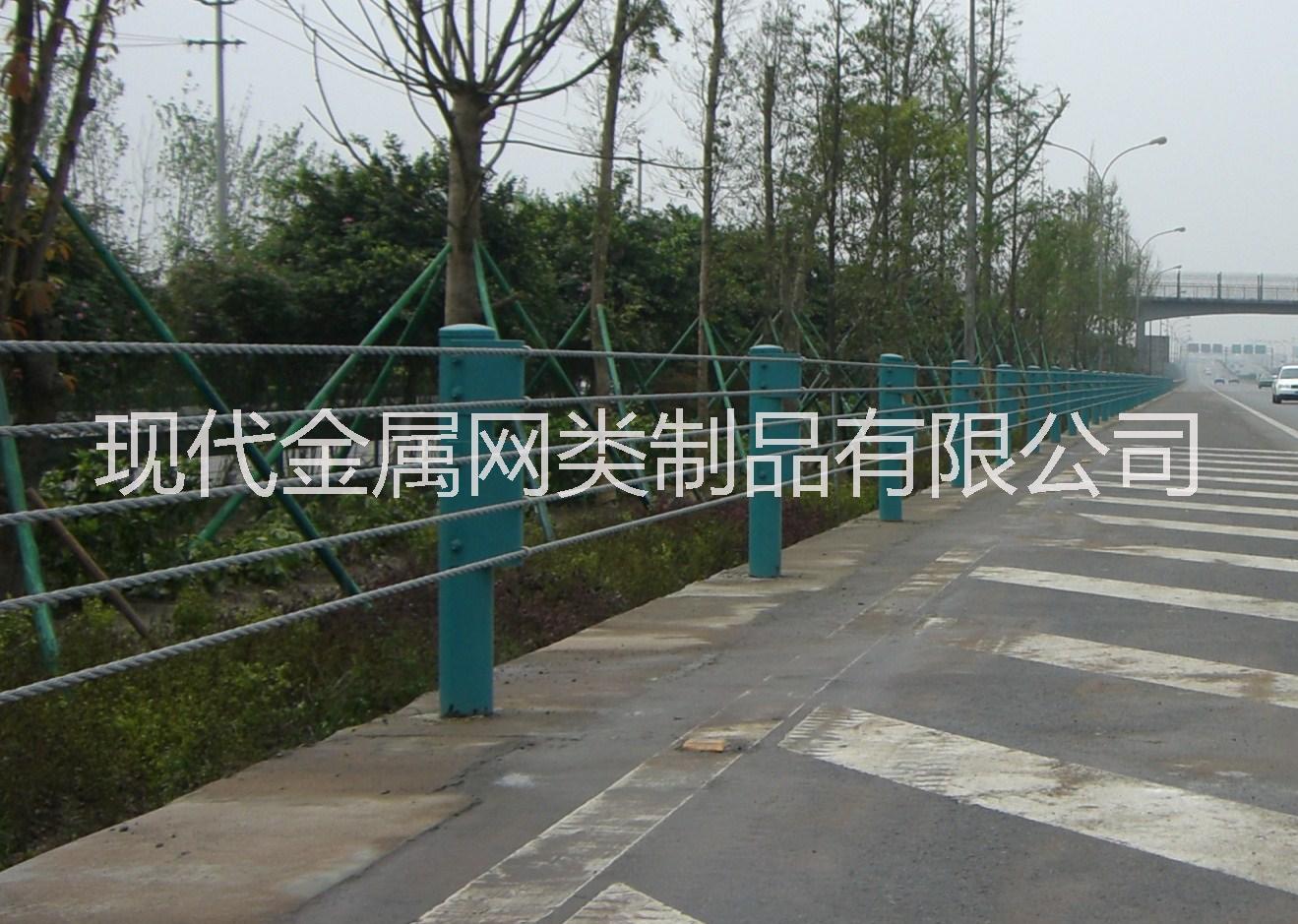 本地廠家生產(chǎn)、銷售 纜索護欄、繩索護欄、鋼絲繩纜索護欄質(zhì)量好