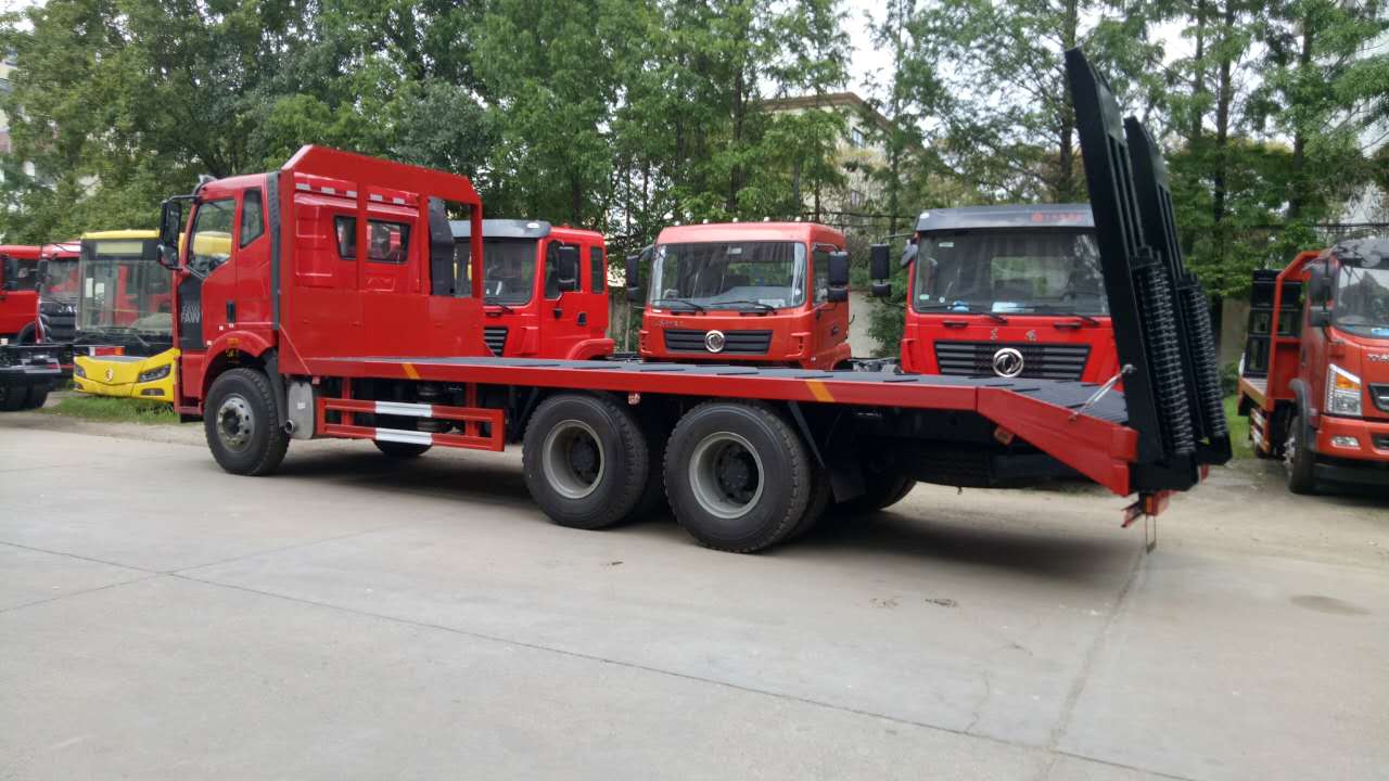 25噸挖掘機(jī)拖板車配置 挖掘機(jī)運(yùn)輸車廠家  挖掘機(jī)拖板車報(bào)價(jià)