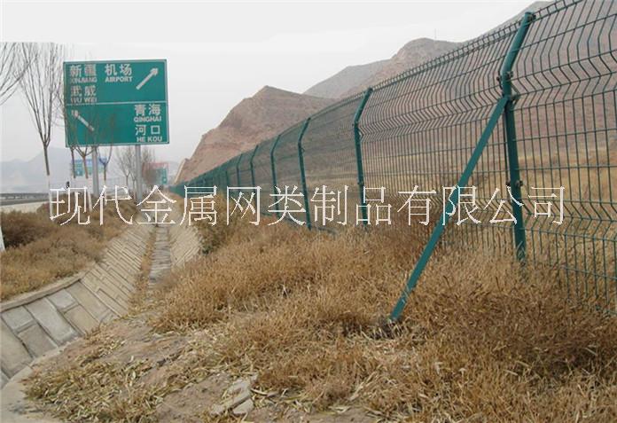 河北省衡水市安平縣廠家供應(yīng)、直銷、現(xiàn)貨交通護欄、公路護欄網(wǎng)、公路隔離柵質(zhì)量好