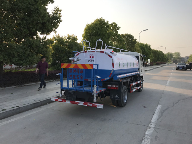國五東風(fēng)多利卡灑水車廠家  灑水車圖片  5噸東風(fēng)灑水車價格