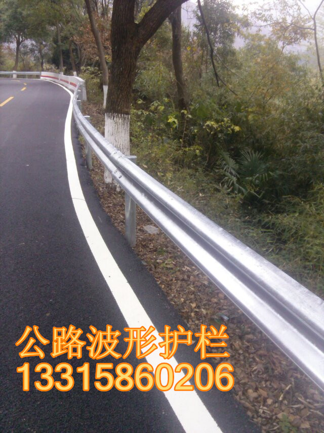 甘孜藏族自治州波形護(hù)欄防護(hù)欄找四川越琪13315860206