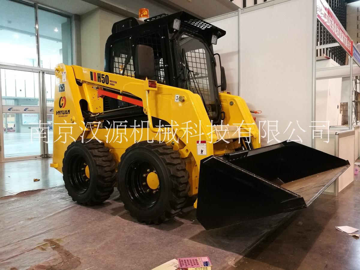滑移裝載機，滑移車，滑移清倉機，滑移掃地機，清糞車，掃雪車，裝載機