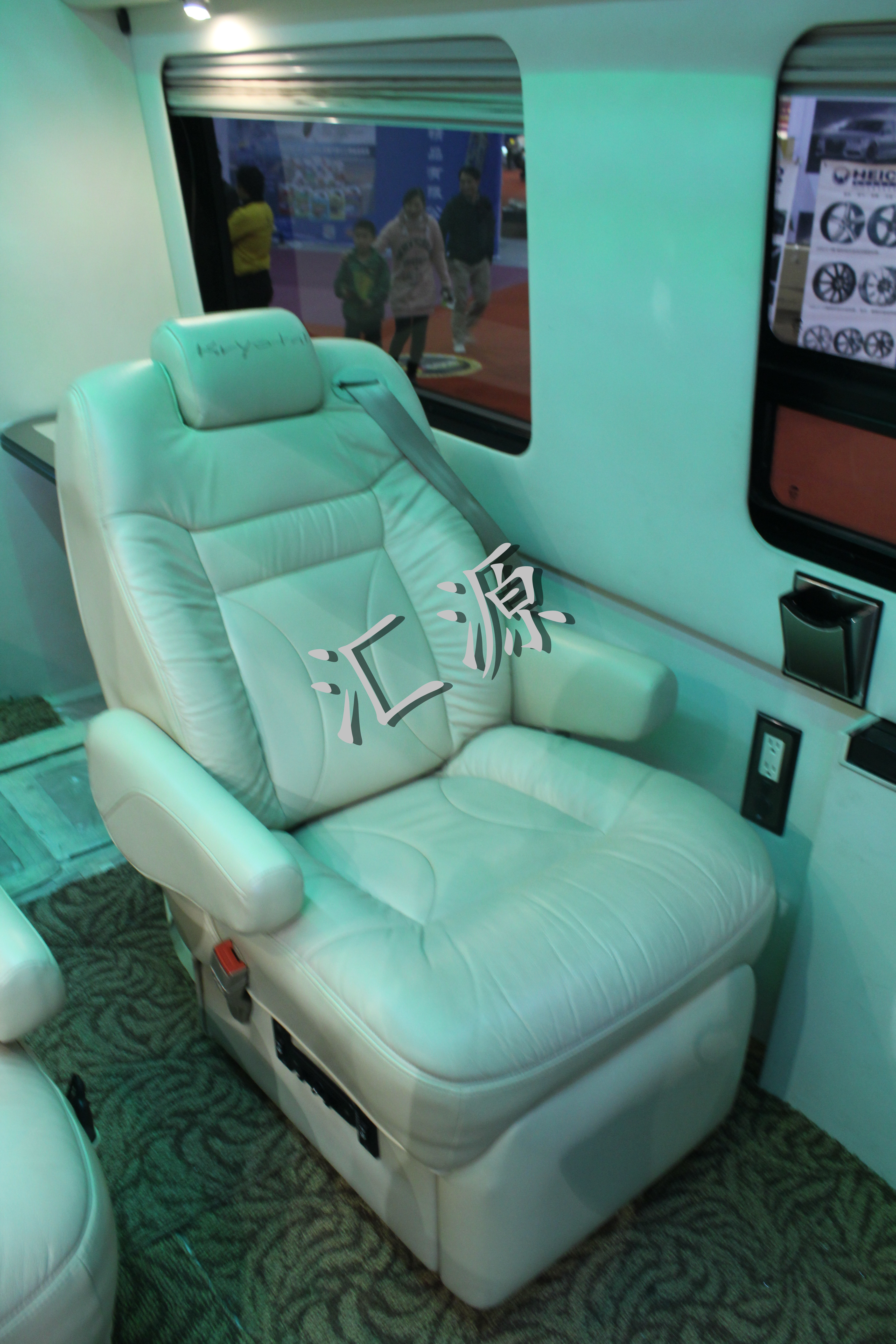 江西南昌奔馳威霆商務(wù)車改裝，私人定制豪華商務(wù)車。