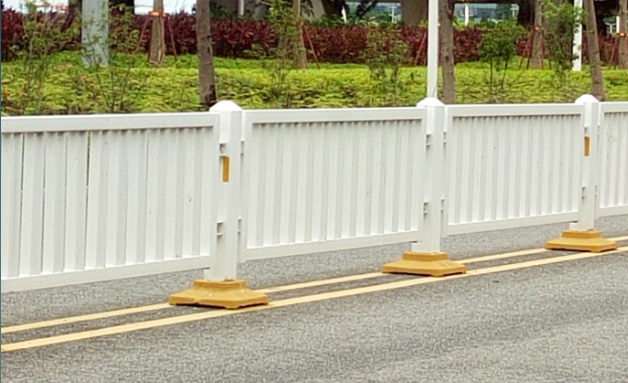 專業(yè)廠家生產(chǎn)--深標Ⅲ型公路護欄