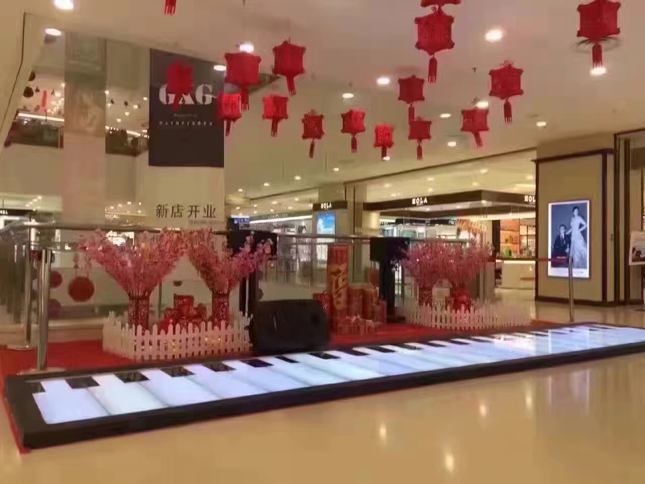 地板鋼琴 非凡創(chuàng)意的地板鋼琴 一步一個(gè)音節(jié) 可以踩在上面的體驗(yàn)裝置