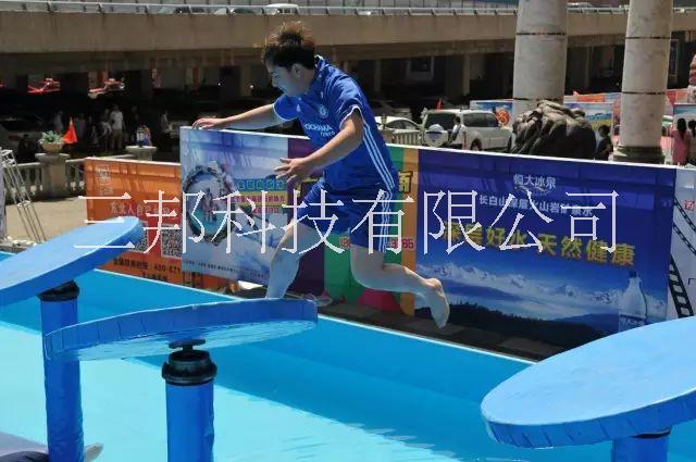 游樂項目必選的水上沖關賽道設備價格合理水上項目