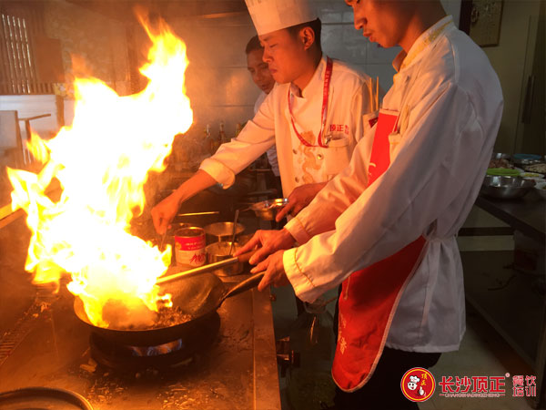 學(xué)奶茶甜品水吧技術(shù)培訓(xùn)免加盟