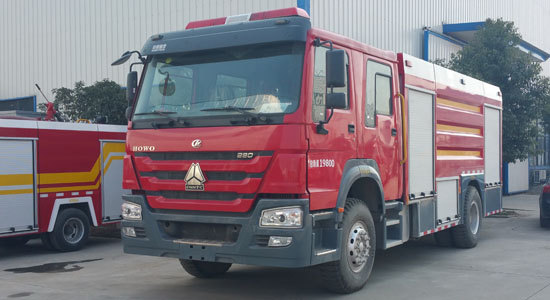 重汽豪沃8噸水罐消防車