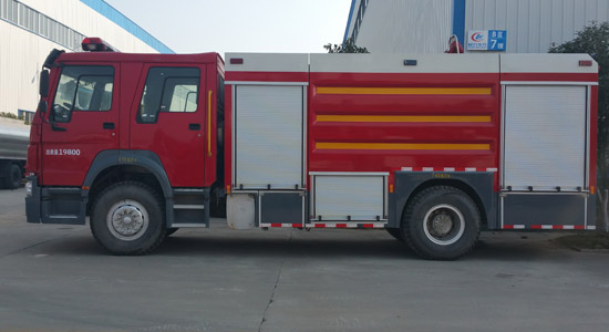 重汽豪沃8噸水罐消防車