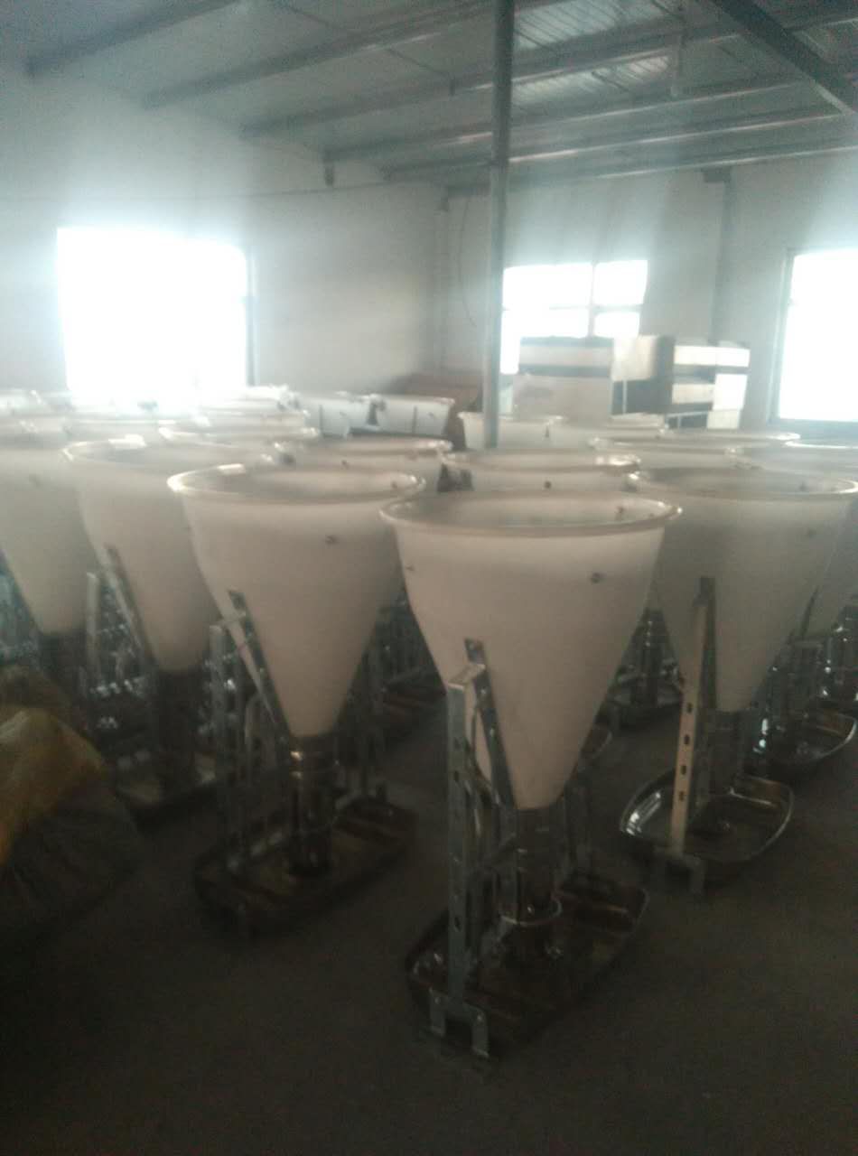 利祥農(nóng)牧供應(yīng)養(yǎng)豬設(shè)備育肥干濕料槽