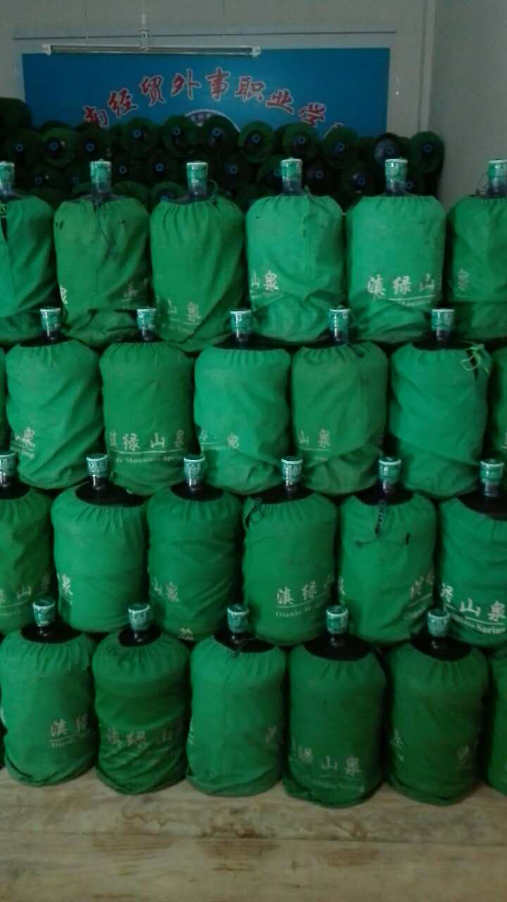 瓶裝飲用純凈水批發(fā)   滇綠山泉純凈水供應(yīng)