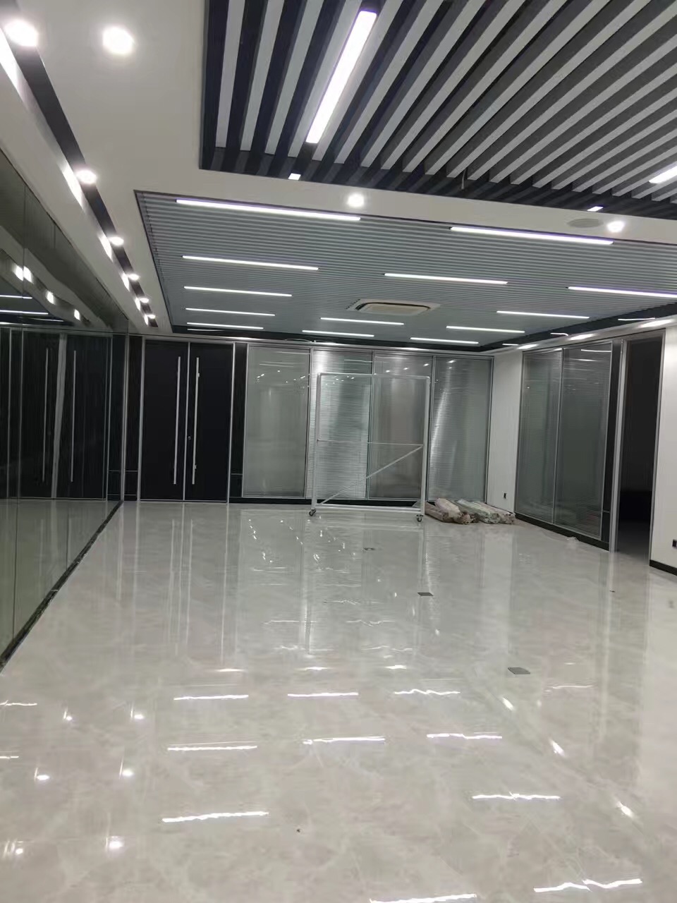 辦公室吊頂鋁方通50*100*0.8 淺灰色現(xiàn)代吊頂 辦公室吊梁