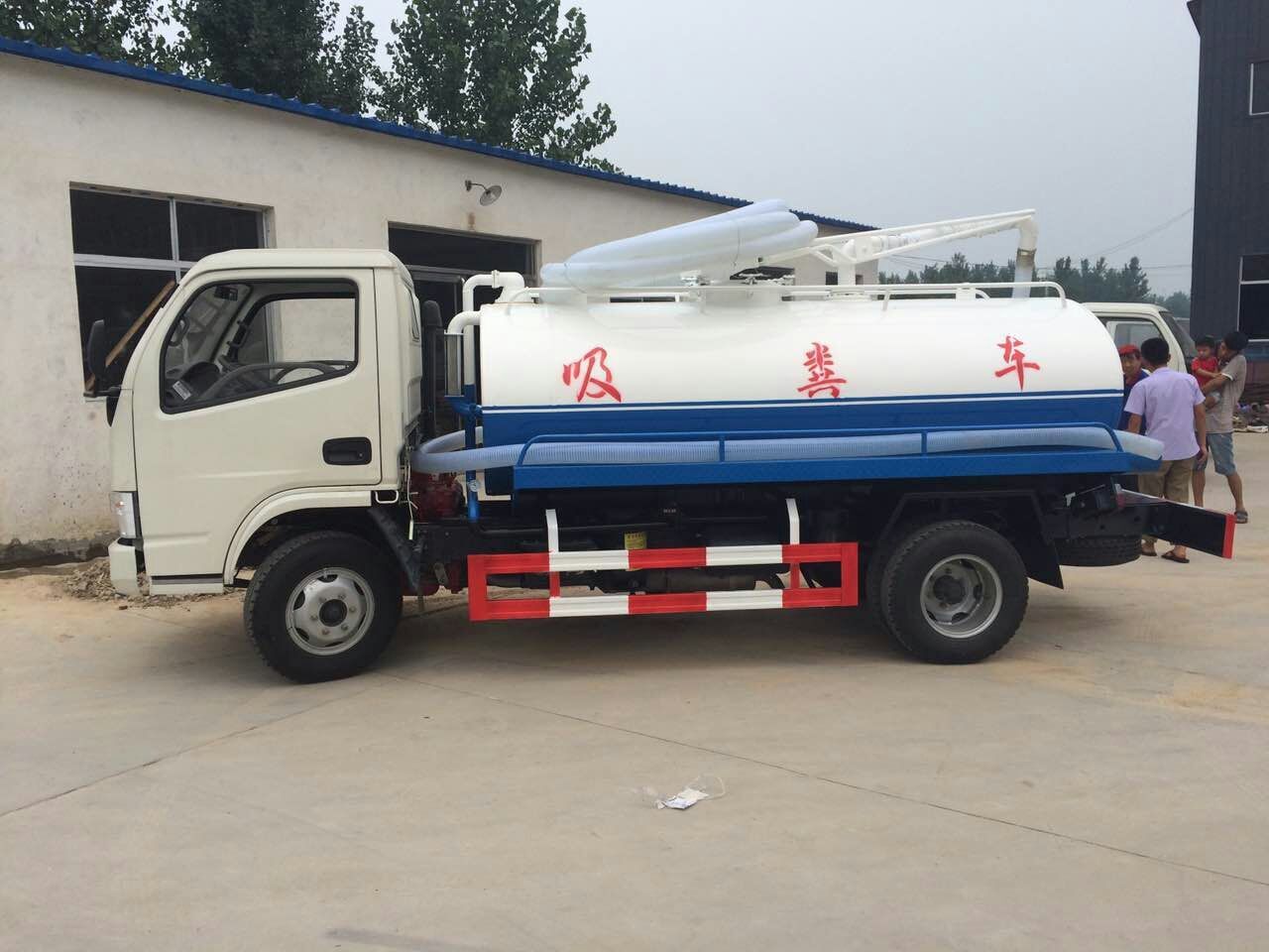 抽糞車農(nóng)村廁所化糞池抽糞清理車生產(chǎn)廠家