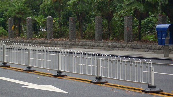 道路護(hù)欄廠家 市政護(hù)欄 鋅鋼圍欄尺寸定做 噴塑圍欄 質(zhì)優(yōu)價廉