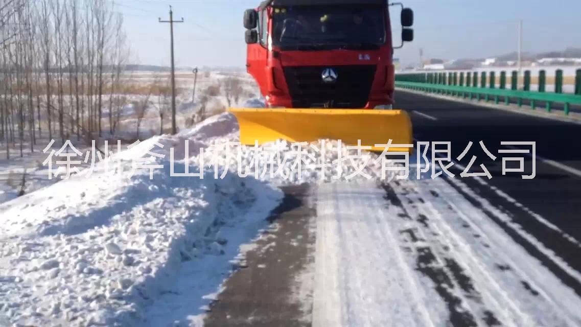 供應(yīng)灑水車加裝推雪鏟 汽車推雪鏟