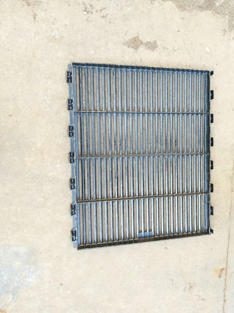 母豬產床用球磨鑄鐵漏糞板利祥農牧養(yǎng)豬設備廠專業(yè)設計生產