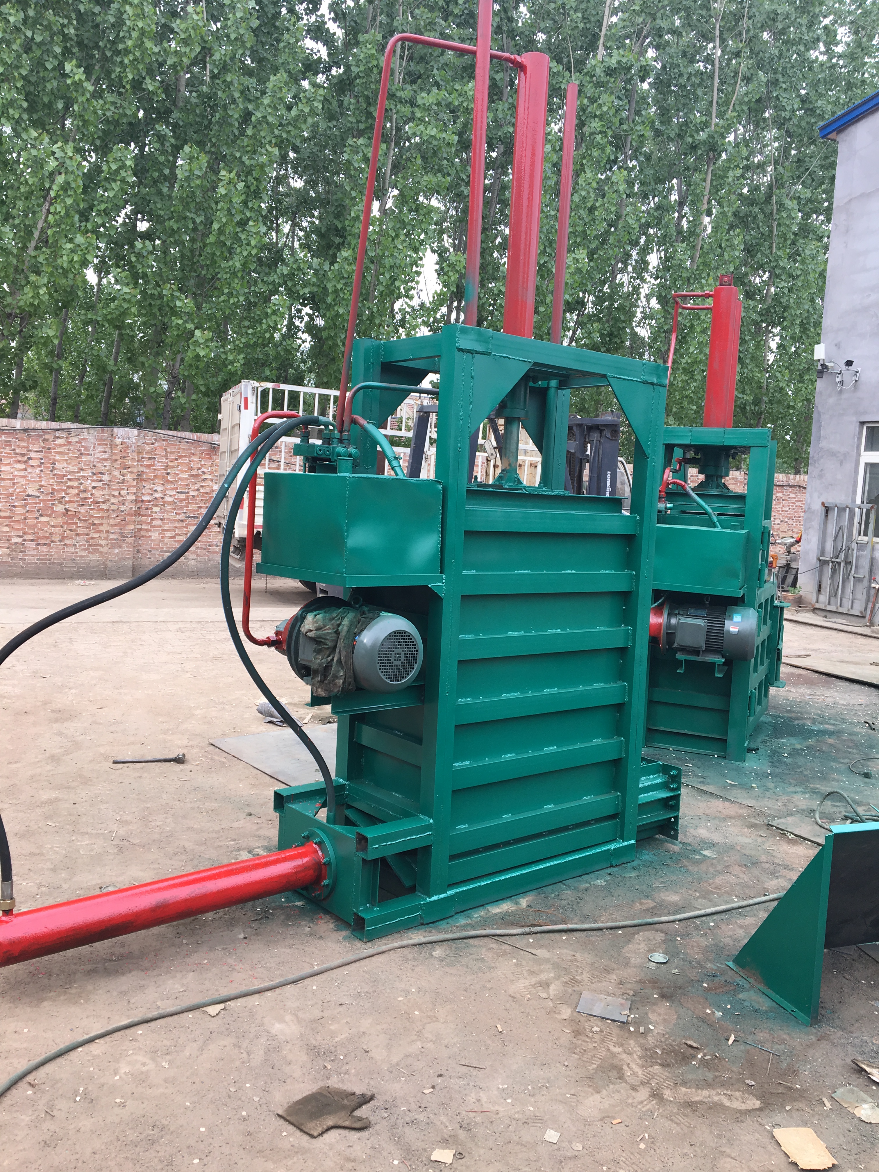 馬鞍山供應(yīng)立式青貯壓塊機(jī)  廠家直銷干草壓塊機(jī)